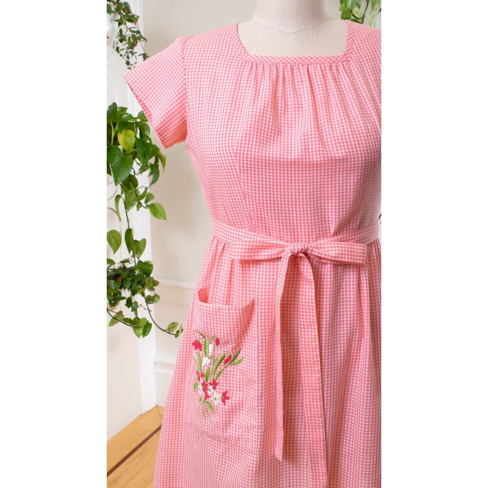 Vintage 1950s SWIRL Wrap Day Dress 50s Floral Embroidered Pink Gingham Cotton - Picture 5 of 8